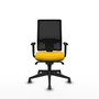 Silla de oficina Horna con mecanismo Sincro tapizada con Tela color Amarillo y malla color Negro. Equipada con lumbar 1D, Brazos 1D y Ruedas 65 mm parqué
