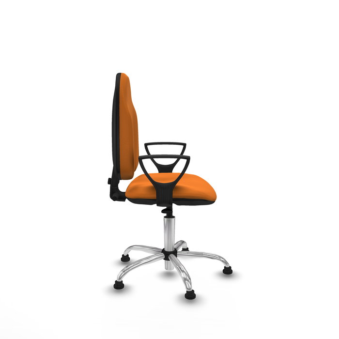 Silla de oficina Algarra con mecanismo Contacto permanente básico tapizada con Similpiel color Naranja. Equipada con Base cromada, Brazos fijosy Topes