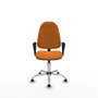Silla de oficina Algarra con mecanismo Contacto permanente básico tapizada con Similpiel color Naranja. Equipada con Base cromada, Brazos fijosy Topes