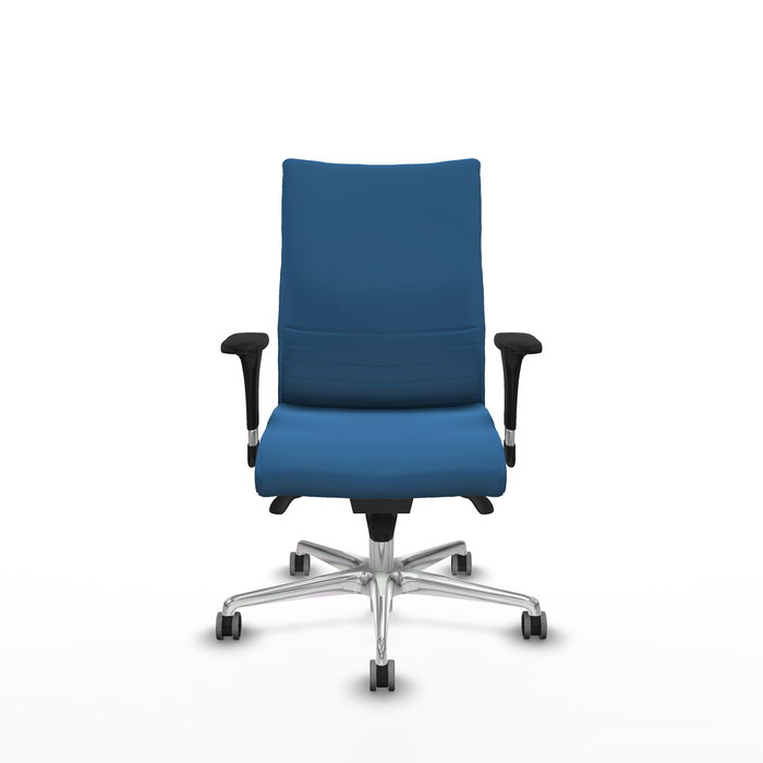 Silla Albacete confidente con mecanismo Sincro tapizada con Similpiel color Azul claro. Equipada con Base aluminio, Brazos 1D y Ruedas 65 mm parqué