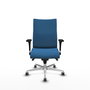 Silla Albacete confidente con mecanismo Sincro tapizada con Similpiel color Azul claro. Equipada con Base aluminio, Brazos 1D y Ruedas 65 mm parqué