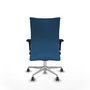 Silla Albacete confidente con mecanismo Sincro tapizada con Similpiel color Azul claro. Equipada con Base aluminio, Brazos 1D y Ruedas 65 mm parqué