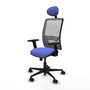 Silla de oficina Zulema con mecanismo Sincro tapizada con Tela color Azul claro y malla color Gris. Equipada con lumbar 1D, Brazos 2D, Cabecero Fijo y Ruedas 65mm nailon