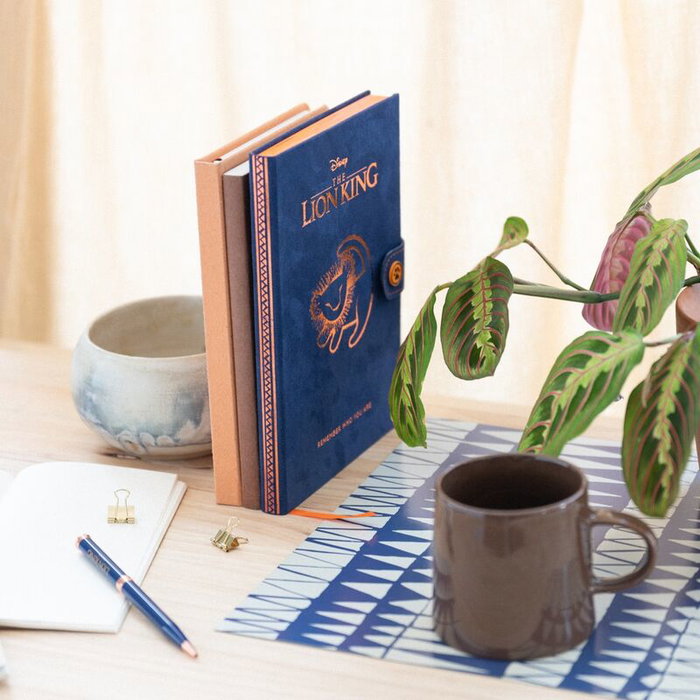 ERIK Cuaderno A5 Premium Tapa Dura El Rey Leon Disney con Boligrafo, 96 Hojas Cuadricula, Cinta Marcapaginas y Bolsillo Interior