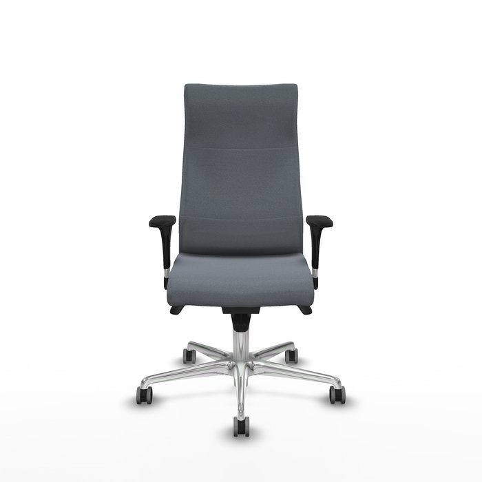 Sillón Albacete con mecanismo Sincro tapizada con Tela color Gris. Equipado con Base aluminio, Brazos 1D y Ruedas 65 mm parqué