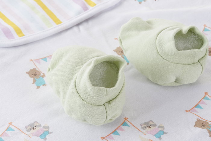 DKD Home Decor Set de 5 Piezas para Bebé: Manta, Patucos, Baberos y Gorro - Amarillo y Verde (Dimensiones 25x19x6 cm)