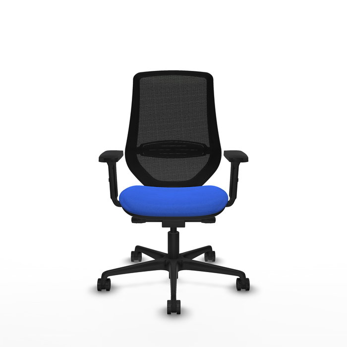Silla de oficina Mardos con mecanismo Sincro/Traslack tapizada con Tela color Azul y malla color Negro. Equipada con lumbar 1D, Brazos 2D y Ruedas 65mm nailon