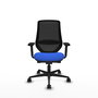 Silla de oficina Mardos con mecanismo Sincro/Traslack tapizada con Tela color Azul y malla color Negro. Equipada con lumbar 1D, Brazos 2D y Ruedas 65mm nailon