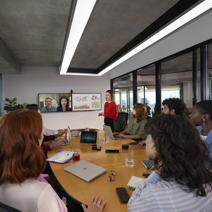 HP Poly Studio G62 Sistema de Videoconferencia para 10 Personas 4K Ultra HD, Con Kit de Montaje y Alimentación PoE+, Compatible TAA, Bluetooth 5.1, Negro