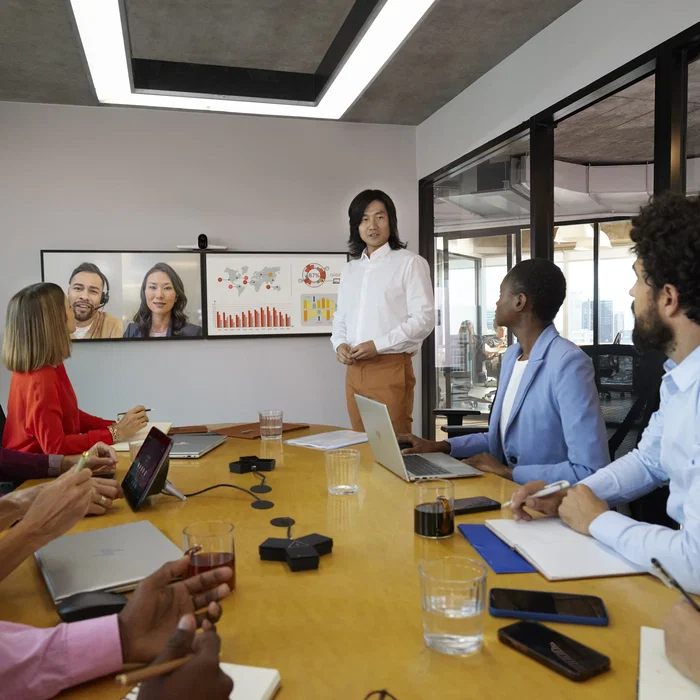 HP Poly Studio G62 Sistema de Videoconferencia para 10 Personas 4K Ultra HD, Con Kit de Montaje y Alimentación PoE+, Compatible TAA, Bluetooth 5.1, Negro