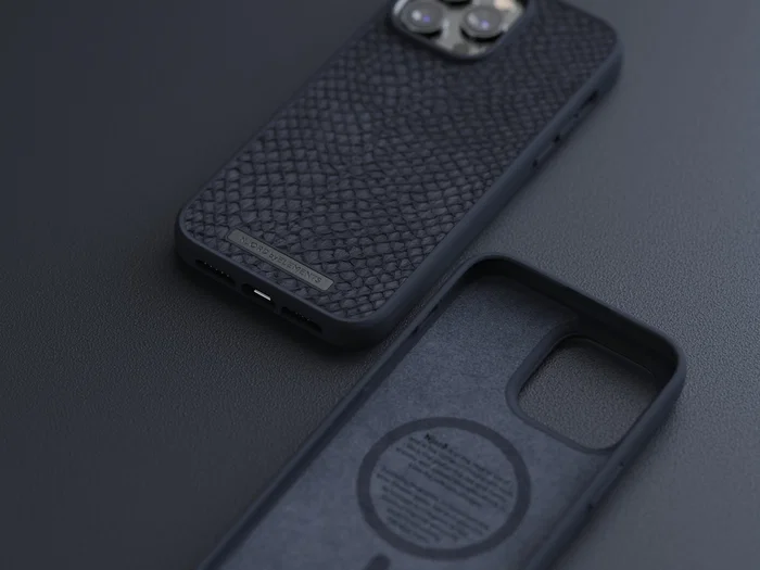 Njord byELEMENTS - Funda con piel de salmón para iPhone 14 Pro Max con MagSafe - Negro - Protección certificada MIL-STD-810H