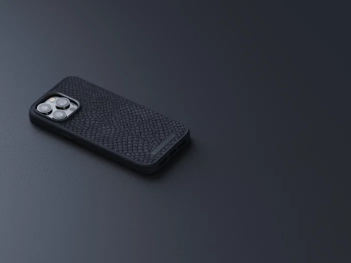 Njord byELEMENTS - Funda con piel de salmón para iPhone 14 Pro Max con MagSafe - Negro - Protección certificada MIL-STD-810H