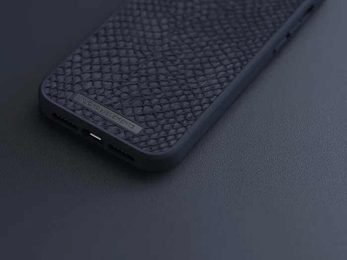 Njord byELEMENTS - Funda con piel de salmón para iPhone 14 Pro Max con MagSafe - Negro - Protección certificada MIL-STD-810H