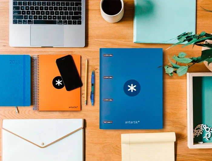 Antartik Carpeta con Recambio A4 Cuadro 5mm Forrada 4 Anillas 25mm Redondas Color Azul Marino 100 Hojas 100g