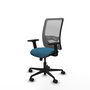 Silla de oficina Zulema con mecanismo Sincro tapizada con Tela color Verde petróleo y malla color Gris. Equipada con lumbar 1D, Brazos 2D y Ruedas 65mm nailon