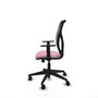 Silla de oficina Motilla con mecanismo Sincro tapizada con Tela color Rosa y malla color negra. Equipada con lumbar 1D, Brazos 1D y Ruedas 65mm nailon