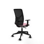 Silla de oficina Motilla con mecanismo Sincro tapizada con Tela color Rosa y malla color negra. Equipada con lumbar 1D, Brazos 1D y Ruedas 65mm nailon