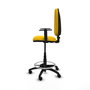 Taburete Aýna con mecanismo Contacto permanente básico tapizada con Tela color Amarillo. Equipado con Base poliamida negra, Brazos 1D y Ruedas de nailon 50 mm