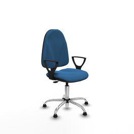 Silla de oficina Algarra con mecanismo Contacto permanente básico tapizada con Similpiel color Azul claro. Equipada con Base cromada, Brazos fijosy Topes