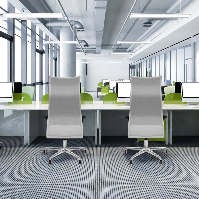 Sillón Albacete con mecanismo Sincro tapizada con Similpiel color Pistacho y malla color Negro. Equipado con Base aluminio, Brazos 1D y Ruedas 65 mm parqué