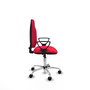 Silla de oficina Algarra con mecanismo Contacto permanente básico tapizada con Tela color Rojo. Equipada con Base cromada, Brazos fijos y Ruedas de nailon 50 mm