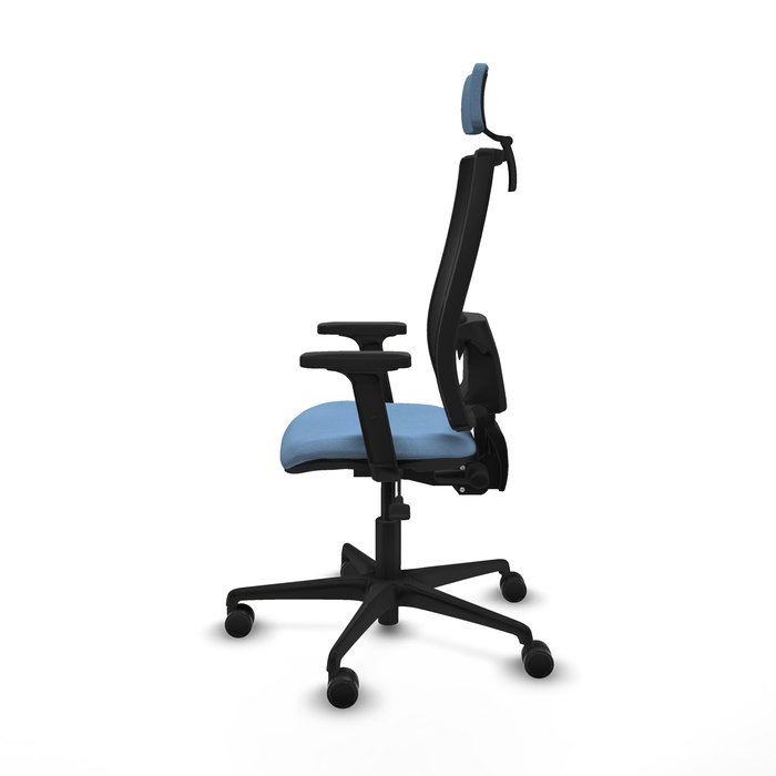 Silla de oficina Bormate con mecanismo Asincro tapizada con Tela color Azul cielo y malla color Negro. Equipada con lumbar 1D, Brazos 2D, Cabecero 2D y Ruedas 65mm nailon