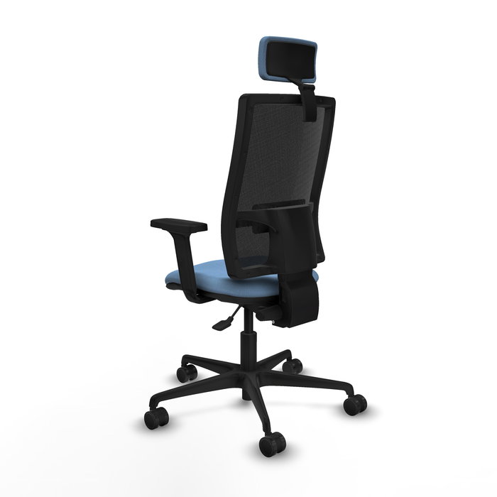Silla de oficina Bormate con mecanismo Asincro tapizada con Tela color Azul cielo y malla color Negro. Equipada con lumbar 1D, Brazos 2D, Cabecero 2D y Ruedas 65mm nailon