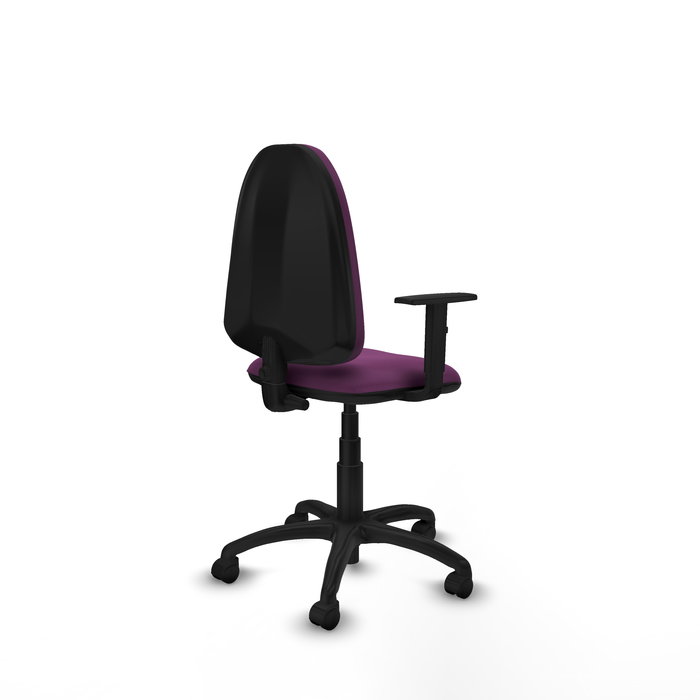 Silla de oficina Aýna con mecanismo Contacto permanente básico tapizada con Similpiel color Morado. Equipada con Base poliamida negra, Brazos 1D y Ruedas de nailon 50 mm