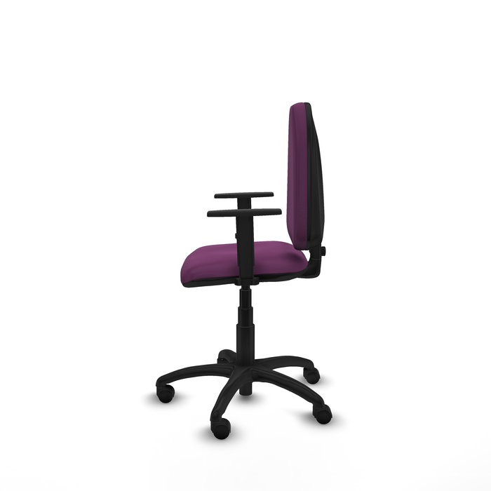 Silla de oficina Aýna con mecanismo Contacto permanente básico tapizada con Similpiel color Morado. Equipada con Base poliamida negra, Brazos 1D y Ruedas de nailon 50 mm
