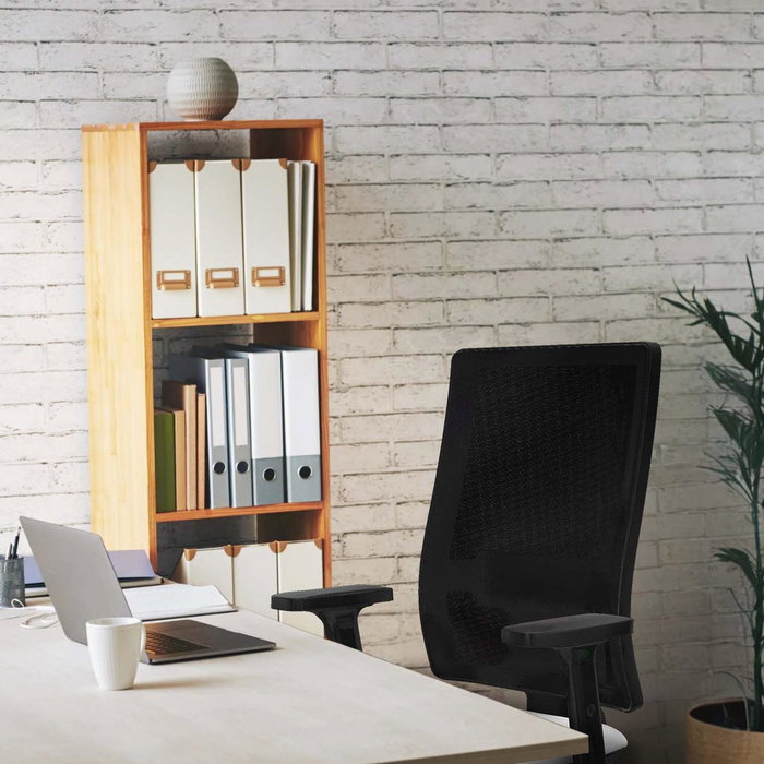 Silla de oficina Bormate con mecanismo Asincro tapizada con Tela color Marrón oscuro y malla color Negro. Equipada con lumbar 1D, Brazos 2D y Ruedas 65mm nailon