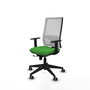 Silla de oficina Horna con mecanismo Sincro/Traslack tapizada con Tela color Verde y malla color Blanco. Equipada con lumbar 1D, Brazos 1D y Ruedas 65 mm parqué