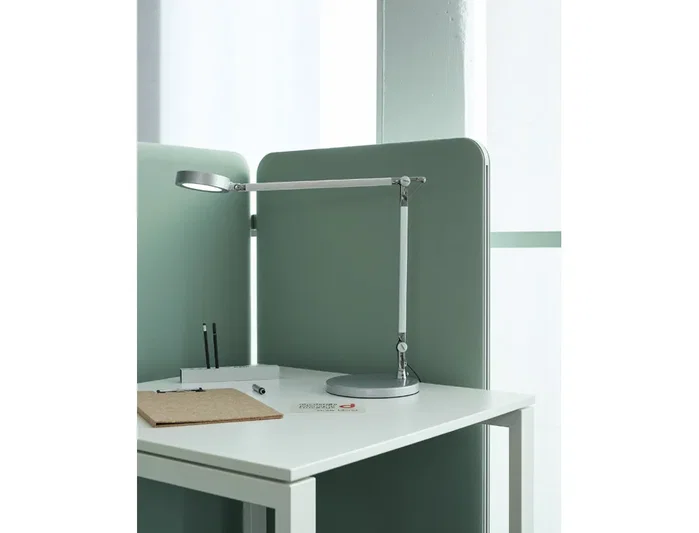 Maul Lámpara de escritorio LED con doble brazo articulado y regulable en color plata