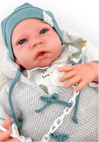 Berjuan Muñeco Reborn con Pijama Buzo Gris de Punto, Almohada de Lactancia y Mecanismo, 50 cm Berjuan Muñeco Reborn con Pijama Buzo Gris de Punto, Almohada de Lactancia y Mecanismo, 50 cm