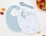 KioKids Set de 2 Baberos de Algodón y Cuchara de Silicona Alimenticia para Bebé +4 Meses - Azul