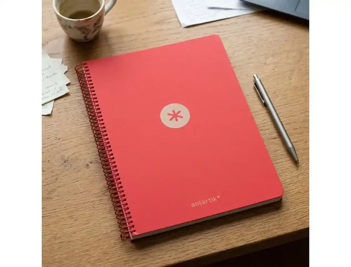 Antartik Cuaderno Espiral A4 Micro - Tapa Foam, 120 Hojas Cuadrícula 5mm 90gr, 5 Bandas, 4 Taladros - Color Rojo