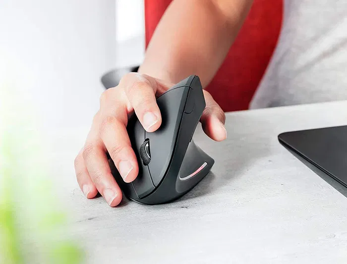 Q-connect Ratón Óptico Inalámbrico Ergonómico Vertical DPI 800/1200/1600 Pilas AAA Negro