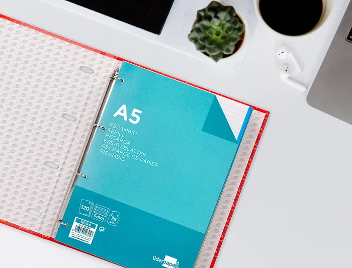 Liderpapel Carpeta con Recambio A5 Cuadro 5mm, 4 Anillas de 20mm, Forrada, 120 Hojas 80 g/m², Colores Surtidos (Azul, Blanco, Celeste, Naranja, Rojo, Verde)
