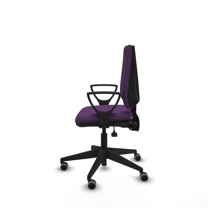 Silla de oficina Elche con mecanismo Asincro tapizada con Tela color Morado. Equipada con Base piramidal negra, Brazos fijos y Ruedas 65 mm parqué