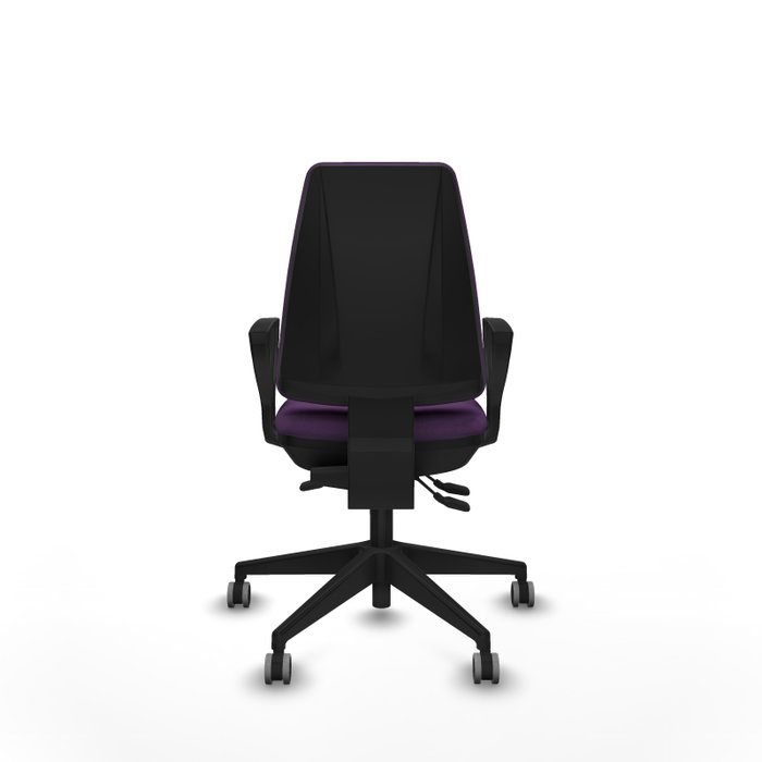 Silla de oficina Elche con mecanismo Asincro tapizada con Tela color Morado. Equipada con Base piramidal negra, Brazos fijos y Ruedas 65 mm parqué