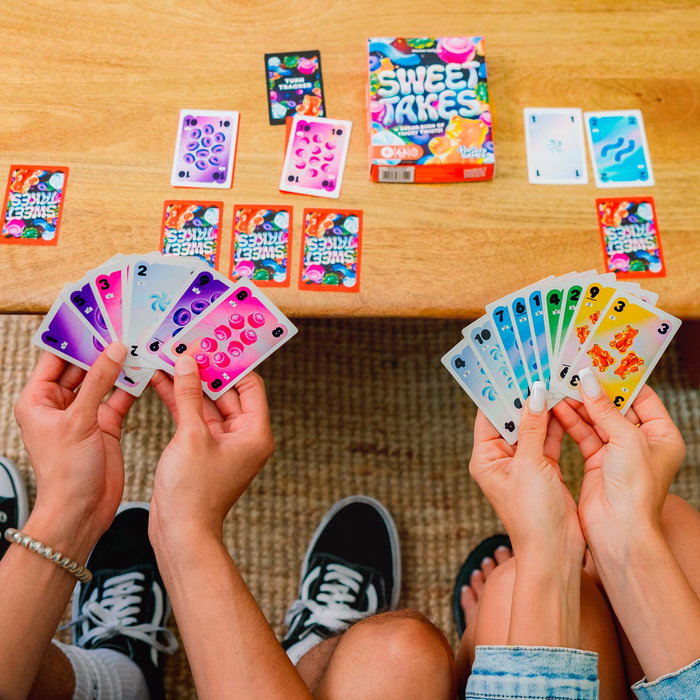 Hasbro Games Sweet Takes G1853 Juego de Estrategia y Sorpresas de Cartas con Temática de Caramelos para Niños, Adolescentes y Adultos, Edad +8 Años, Idioma Español