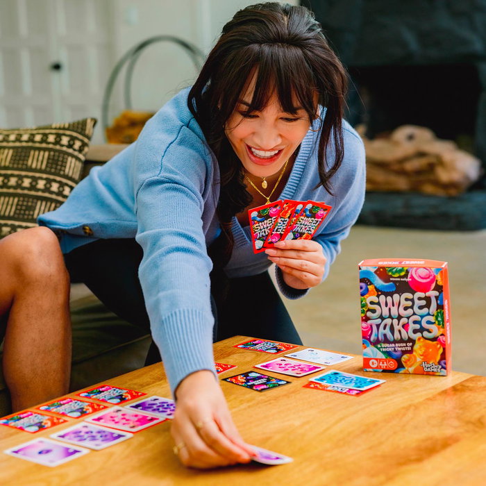 Hasbro Games Sweet Takes G1853 Juego de Estrategia y Sorpresas de Cartas con Temática de Caramelos para Niños, Adolescentes y Adultos, Edad +8 Años, Idioma Español