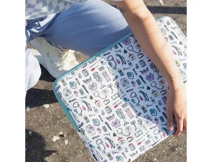 Wondee - Funda para Portátil hasta 16 Pulgadas, Diseño Temático Enfermera en Apuros, Acolchada y Ligera (226g), Universal para Diversas Marcas