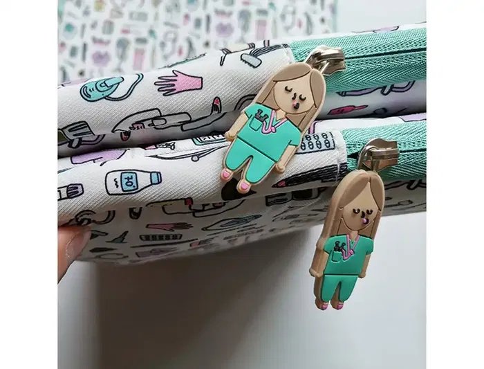 Wondee - Funda para Portátil hasta 16 Pulgadas, Diseño Temático Enfermera en Apuros, Acolchada y Ligera (226g), Universal para Diversas Marcas