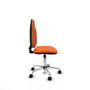 Silla de oficina Algarra con mecanismo Contacto permanente básico tapizada con Tela color Naranja. Equipada con Base cromada, Sin brazos y Ruedas de nailon 50 mm