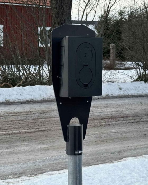 Next Green Soporte Cargador Poleplate 225 Z para Tubo 60mm, Compatible Zaptec PRO/GO, Garo Entity PRO, Acero Sueco