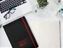Antartik Cuaderno A4 Negro y Rojo Tapa Dura con Gomilla, 100 Hojas Rayadas 80gr FSC