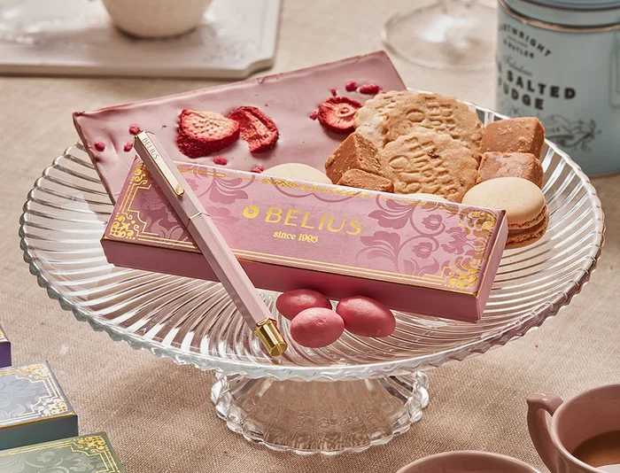 Belius Macaron Bliss Bolígrafo, Rosa y Dorado, Tinta Azul, Punta 0,8 mm, Elegante Diseño Hexagonal para Escribir con Estilo