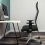 Sillón Albacete con mecanismo Sincro tapizada con Tela color Verde y malla color Blanco. Equipado con Base aluminio, Brazos 1D y Ruedas 65mm nailon