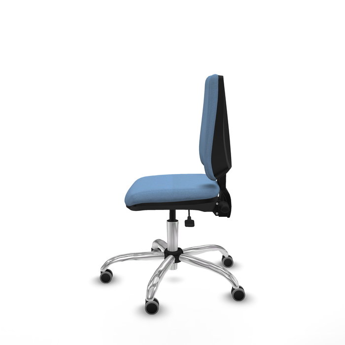 Silla de oficina Elche con mecanismo Asincro tapizada con Tela color Azul cielo. Equipada con Base cromada, Sin brazos y Ruedas 65 mm parqué