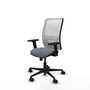 Silla de oficina Zulema con mecanismo Sincro tapizada con Tela color Gris y malla color Blanco. Equipada con lumbar 1D, Brazos 2D y Ruedas 65mm nailon